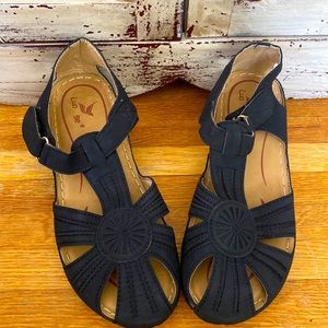 black sandals size 9/10 New without tags Luoge
